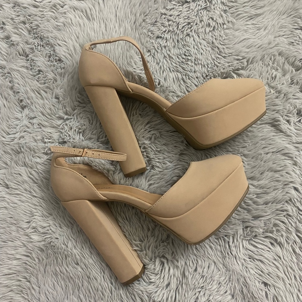 Nude Chunky Closed Toe Heels (size 8)